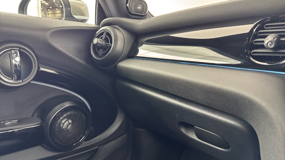 MINI Hatchback 135kW Cooper S Level 3 33kWh 3dr Auto Electric Hatchback - Image 46