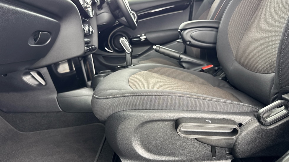 MINI Hatchback 1.5 Cooper Classic II 5dr Petrol Hatchback - Image 31