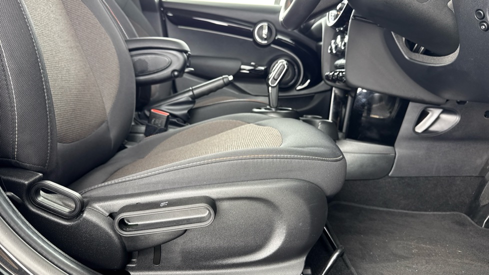 MINI Hatchback 1.5 Cooper Classic II 5dr Petrol Hatchback - Image 40