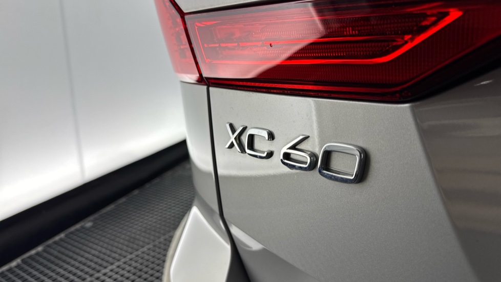 Volvo XC60 2.0 T6 [350] RC PHEV Plus Dark 5dr AWD Geartronic Estate - Image 26