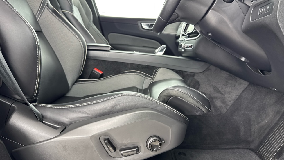 Volvo XC60 2.0 T6 [350] RC PHEV Plus Dark 5dr AWD Geartronic Estate - Image 43