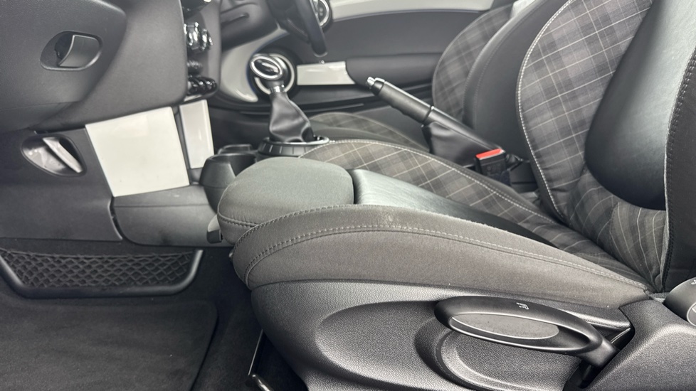 MINI Hatchback 1.5 Cooper 3dr Auto Petrol Hatchback - Image 33