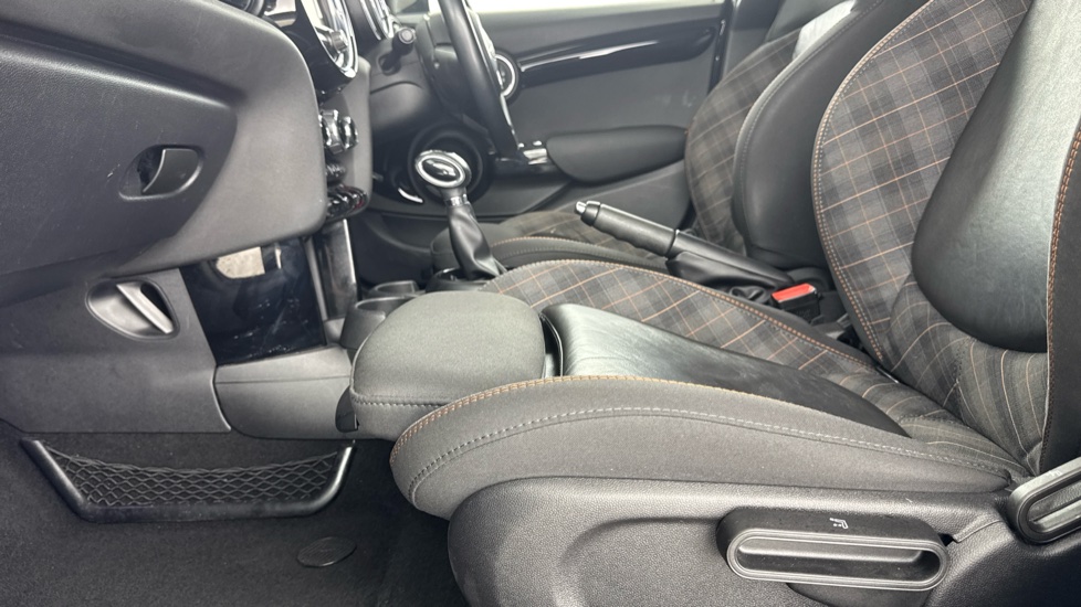 MINI Hatchback 1.5 Cooper Seven 5dr Auto Petrol Hatchback - Image 33
