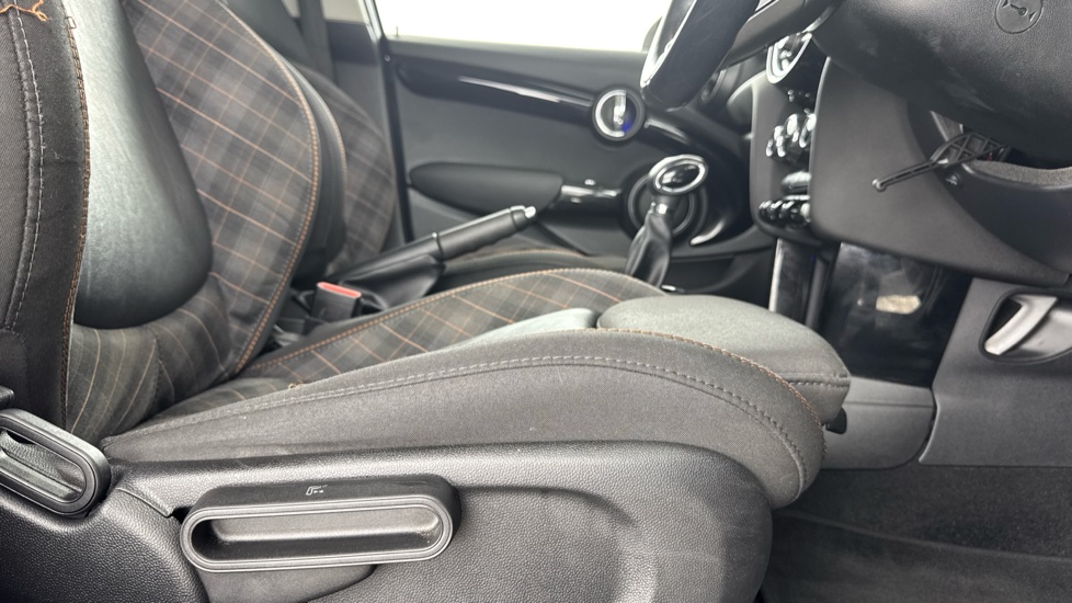 MINI Hatchback 1.5 Cooper Seven 5dr Auto Petrol Hatchback - Image 39