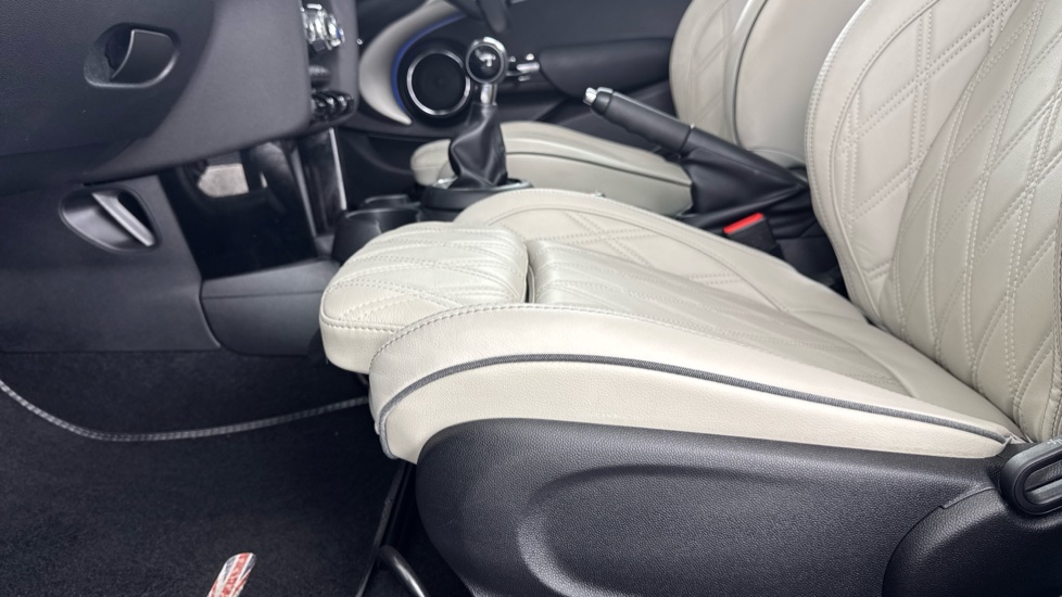 MINI Hatchback 1.5 Cooper Exclusive II 5dr Petrol Hatchback - Image 32