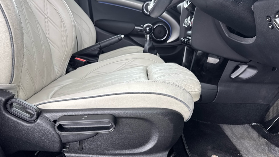 MINI Hatchback 1.5 Cooper Exclusive II 5dr Petrol Hatchback - Image 40