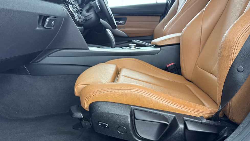 BMW 3 Series 330e M Sport 4dr Step Auto Saloon - Image 32