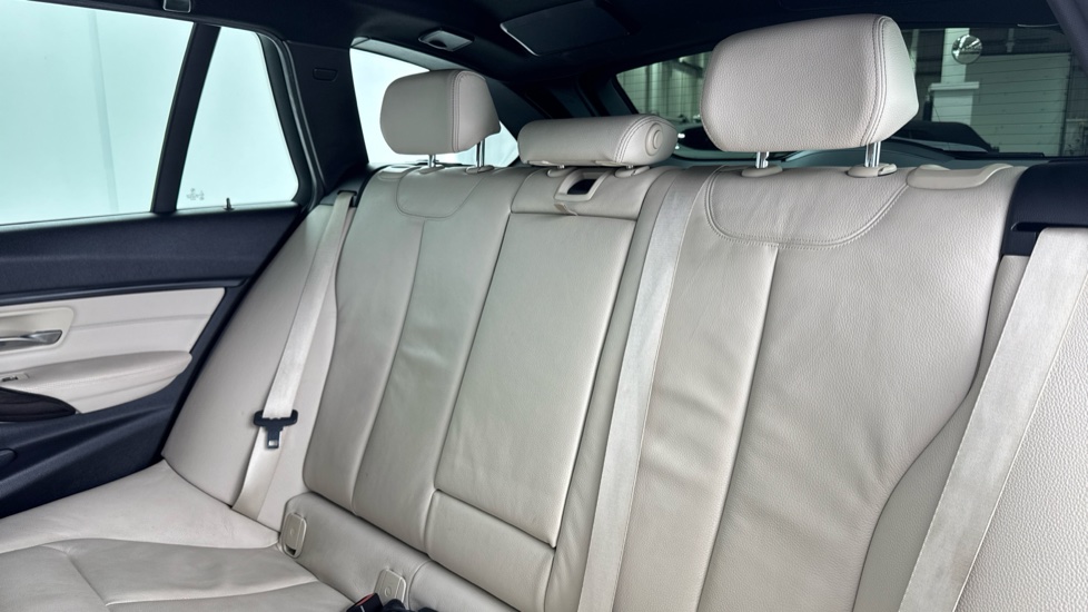 BMW 3 Series 335d xDrive M Sport 5dr Step Auto [Business Media] Diesel Estate - Image 12