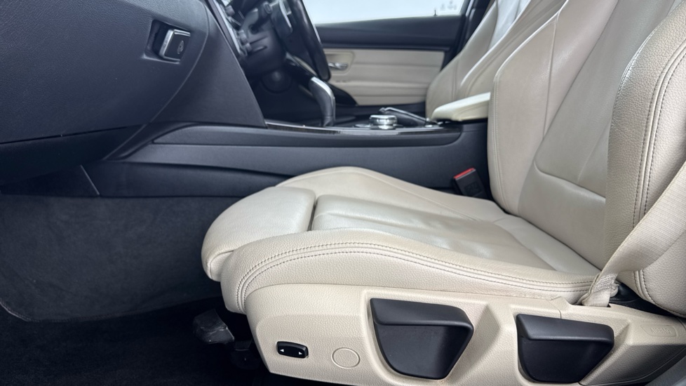 BMW 3 Series 335d xDrive M Sport 5dr Step Auto [Business Media] Diesel Estate - Image 32