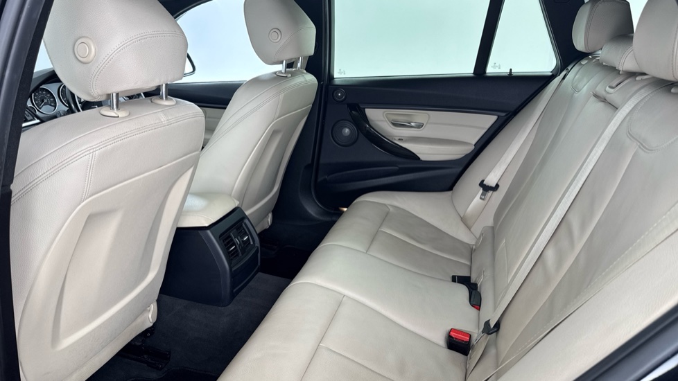 BMW 3 Series 335d xDrive M Sport 5dr Step Auto [Business Media] Diesel Estate - Image 38