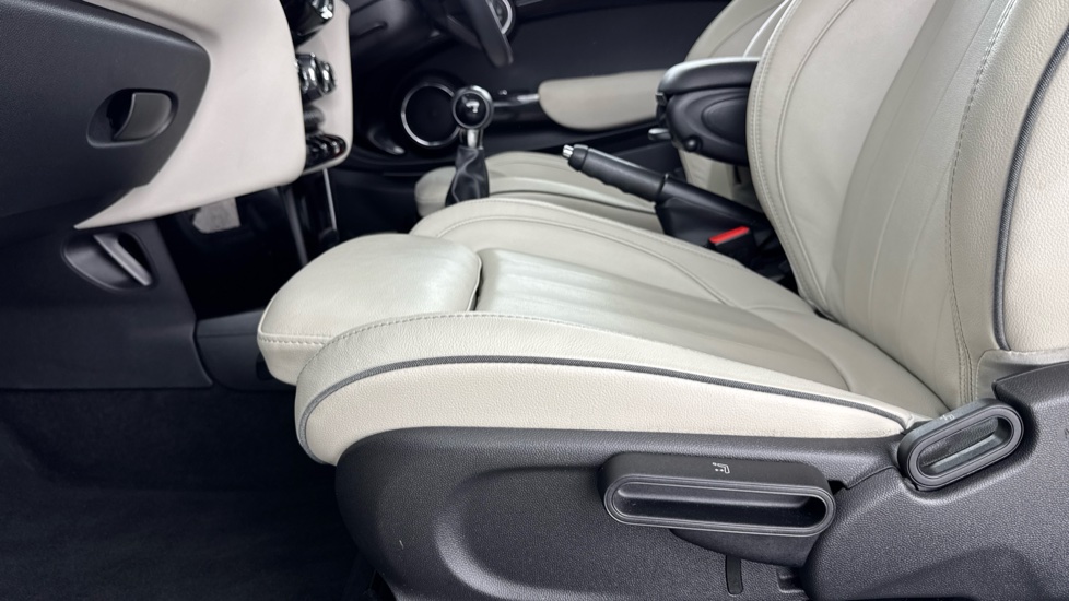 MINI Hatchback 1.5 Cooper Exclusive II 3dr Petrol Hatchback - Image 32