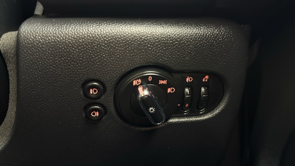 MINI Hatchback 1.5 Cooper Classic II 3dr [Comfort Pack] Petrol Hatchback - Image 20