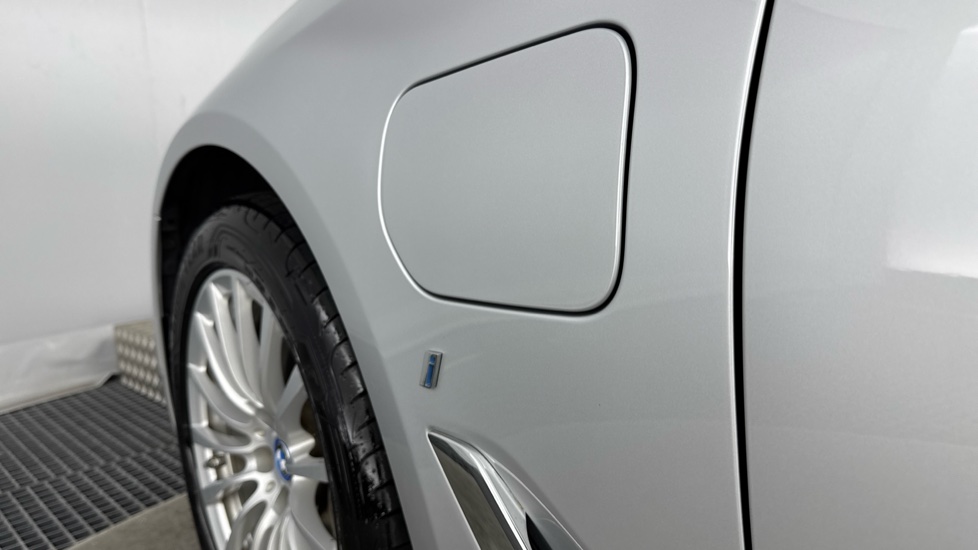 BMW 5 Series 530e SE 4dr Auto Saloon - Image 32