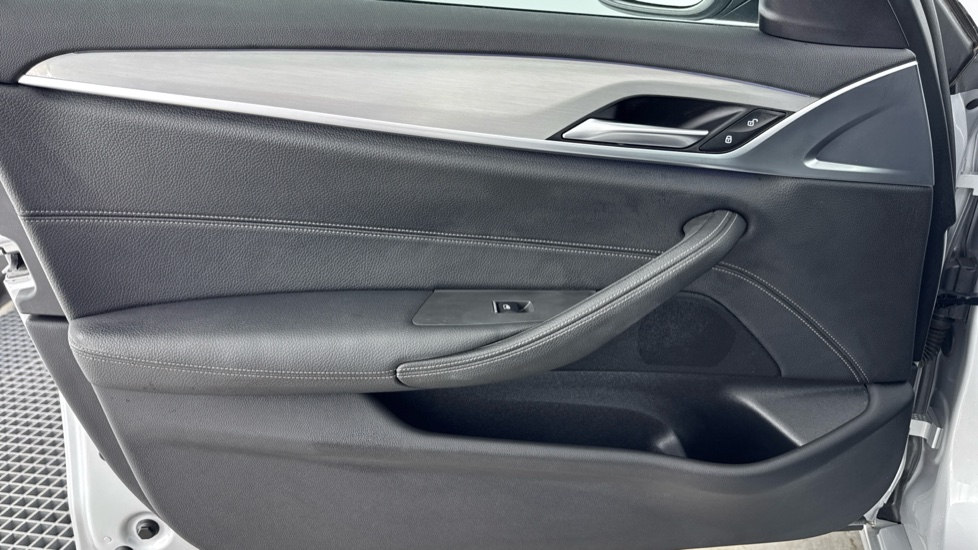 BMW 5 Series 530e SE 4dr Auto Saloon - Image 33