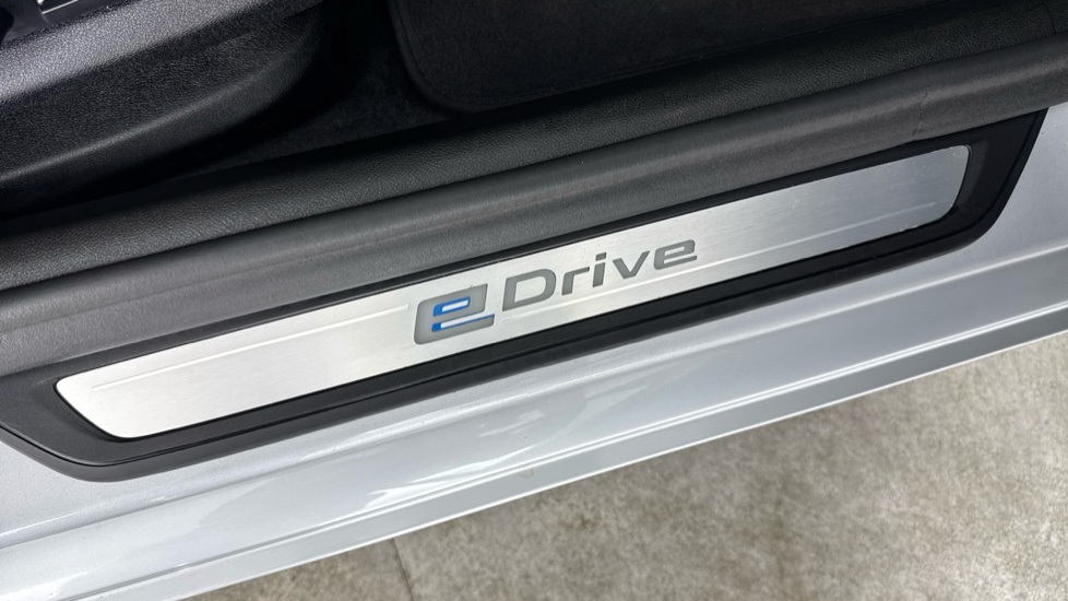 BMW 5 Series 530e SE 4dr Auto Saloon - Image 44