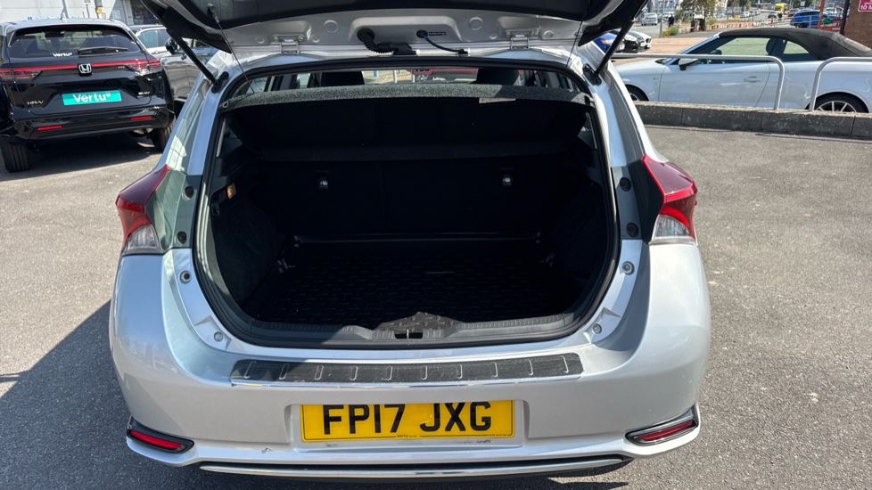 Toyota Auris 1.8 Hybrid Business Edition TSS 5dr CVT Hybrid Hatchback - Image 4