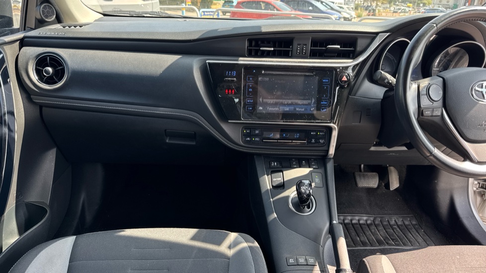 Toyota Auris 1.8 Hybrid Business Edition TSS 5dr CVT Hybrid Hatchback - Image 14