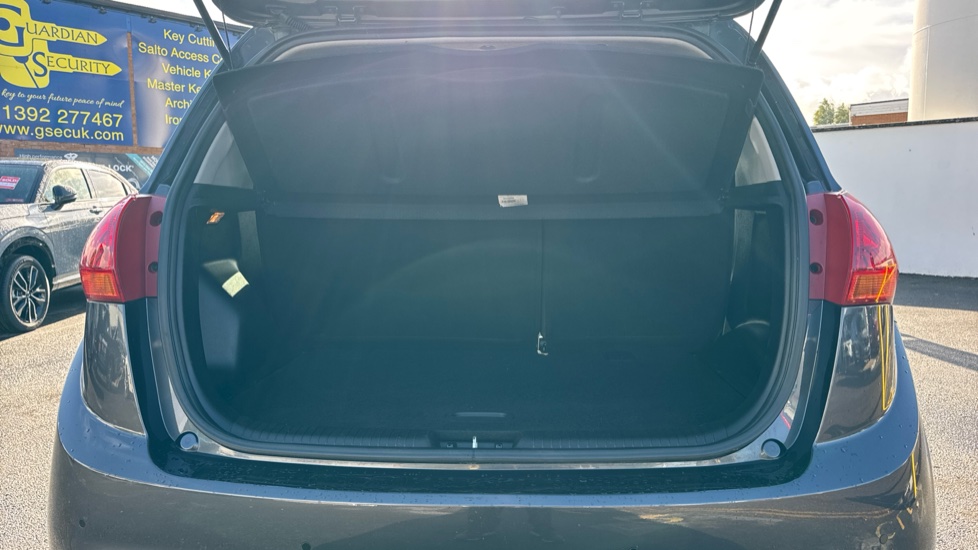 Kia Venga 1.6 CRDi ISG 3 5dr Diesel Hatchback - Image 4
