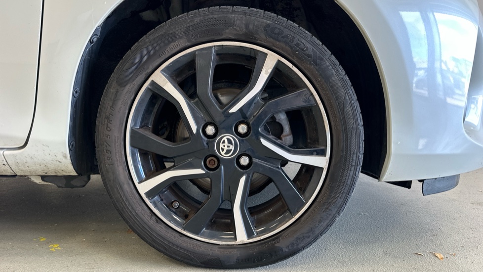 Toyota Yaris 1.33 VVT-i Design 5dr CVT Petrol Hatchback - Image 7