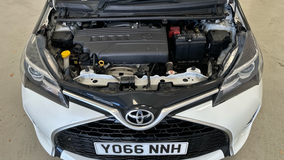 Toyota Yaris 1.33 VVT-i Design 5dr CVT Petrol Hatchback - Image 8