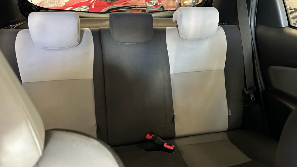 Toyota Yaris 1.33 VVT-i Design 5dr CVT Petrol Hatchback - Image 15