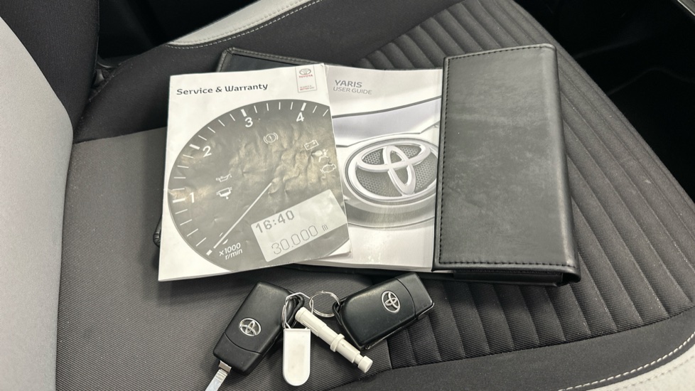 Toyota Yaris 1.33 VVT-i Design 5dr CVT Petrol Hatchback - Image 19