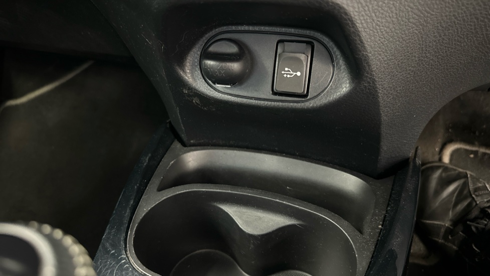 Toyota Yaris 1.33 VVT-i Design 5dr CVT Petrol Hatchback - Image 23