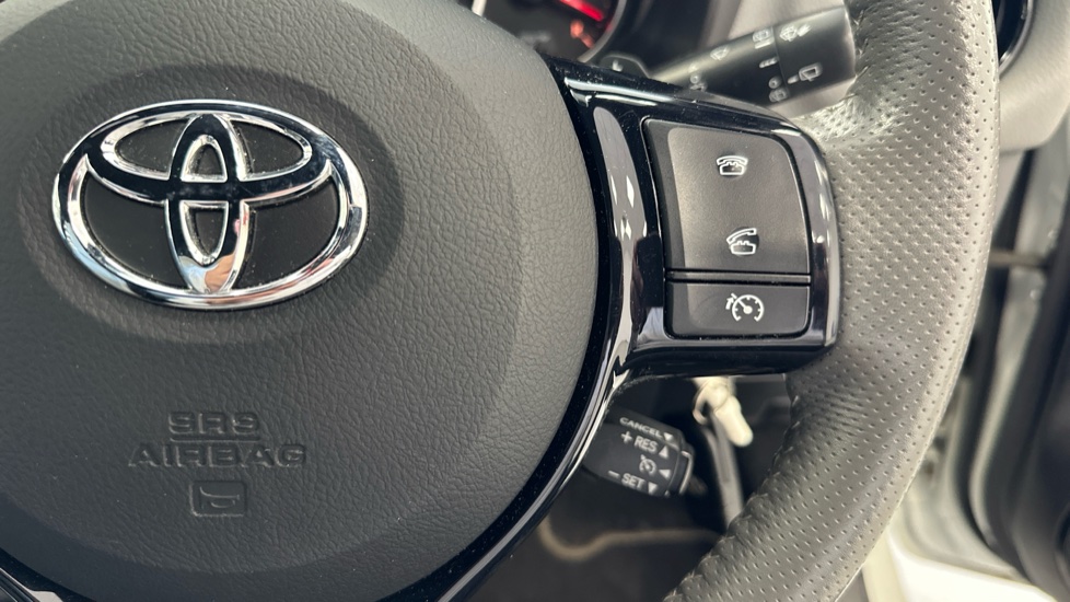 Toyota Yaris 1.33 VVT-i Design 5dr CVT Petrol Hatchback - Image 27