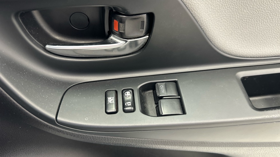 Toyota Yaris 1.33 VVT-i Design 5dr CVT Petrol Hatchback - Image 29