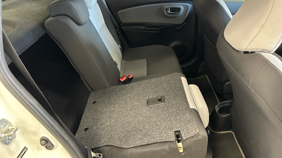 Toyota Yaris 1.33 VVT-i Design 5dr CVT Petrol Hatchback - Image 30