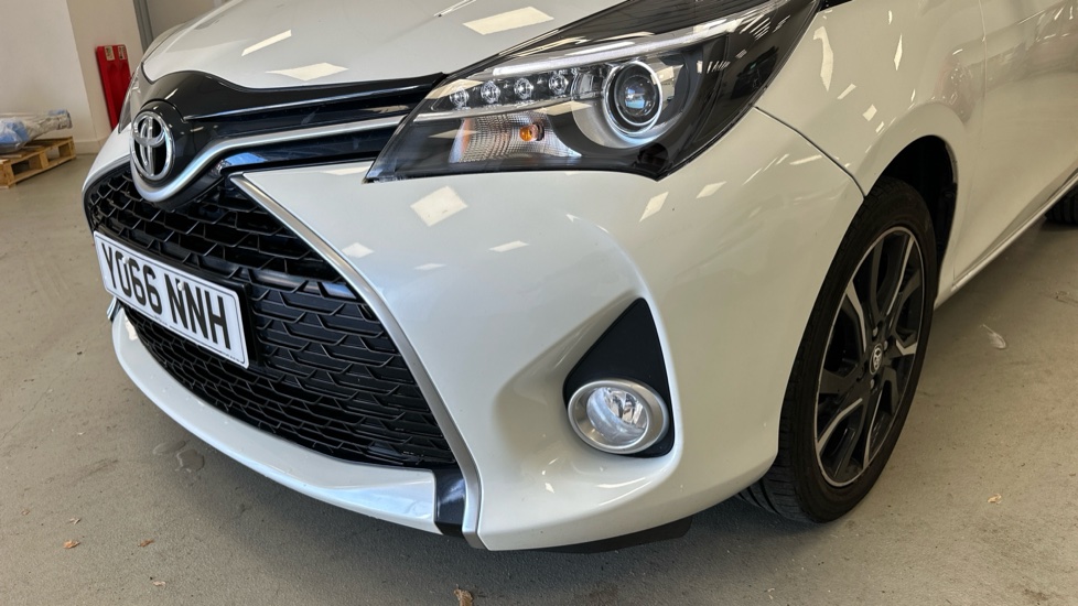 Toyota Yaris 1.33 VVT-i Design 5dr CVT Petrol Hatchback - Image 34