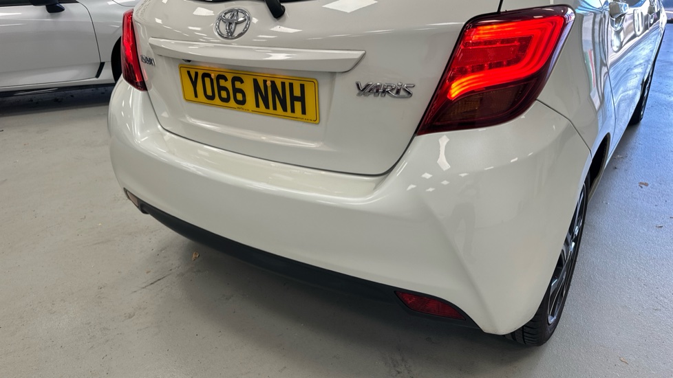 Toyota Yaris 1.33 VVT-i Design 5dr CVT Petrol Hatchback - Image 35