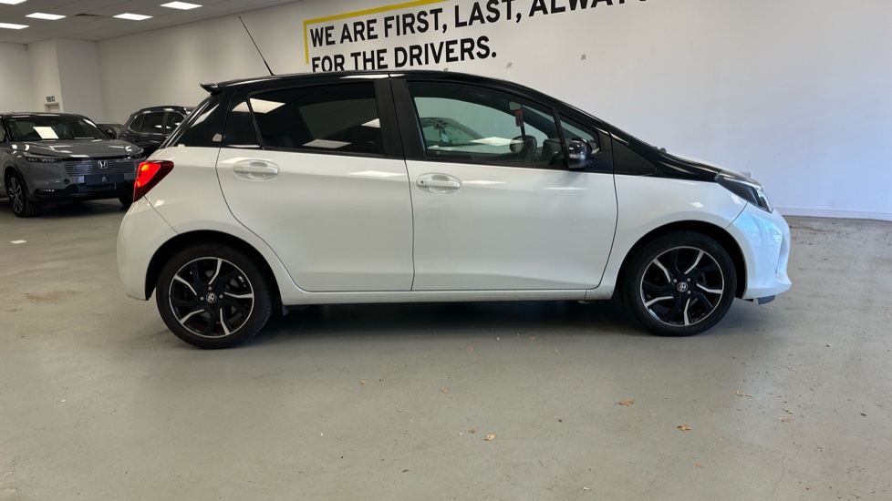 Toyota Yaris 1.33 VVT-i Design 5dr CVT Petrol Hatchback - Image 36