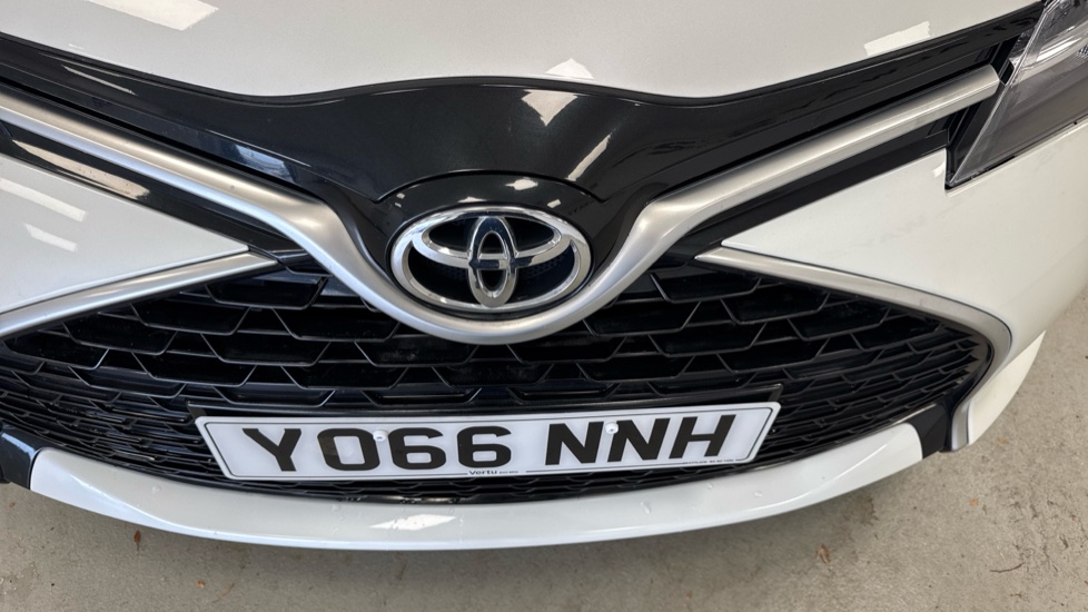 Toyota Yaris 1.33 VVT-i Design 5dr CVT Petrol Hatchback - Image 37