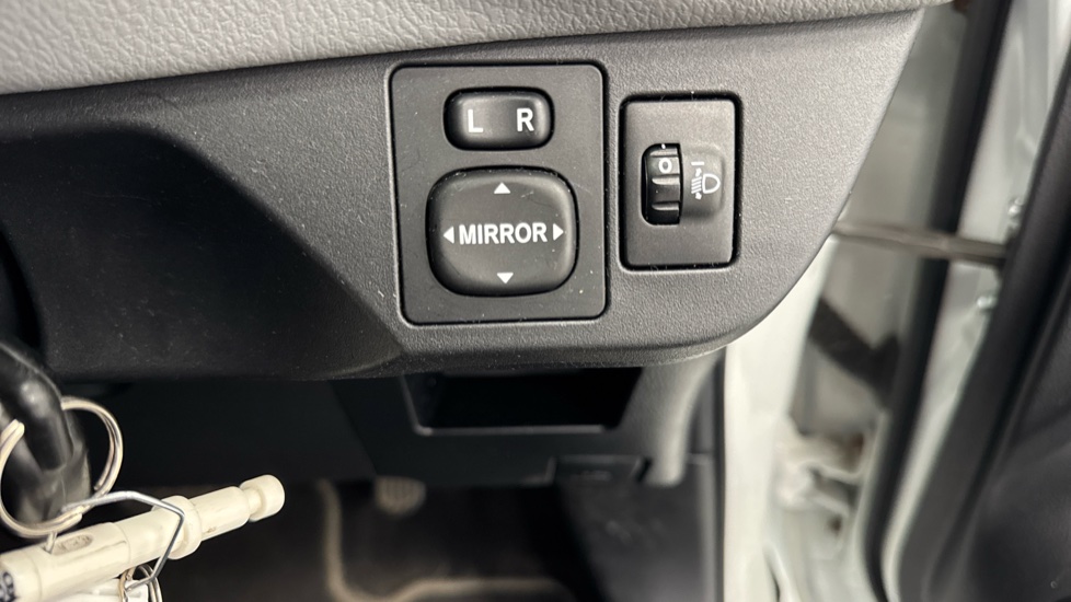 Toyota Yaris 1.33 VVT-i Design 5dr CVT Petrol Hatchback - Image 39