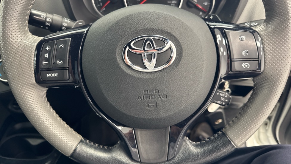 Toyota Yaris 1.33 VVT-i Design 5dr CVT Petrol Hatchback - Image 40