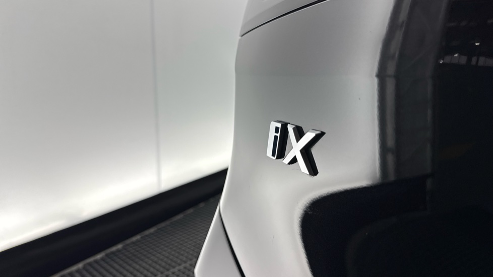 BMW iX 240kW xDrive40 M Sport 76.6kWh 5dr Auto Electric Estate - Image 26