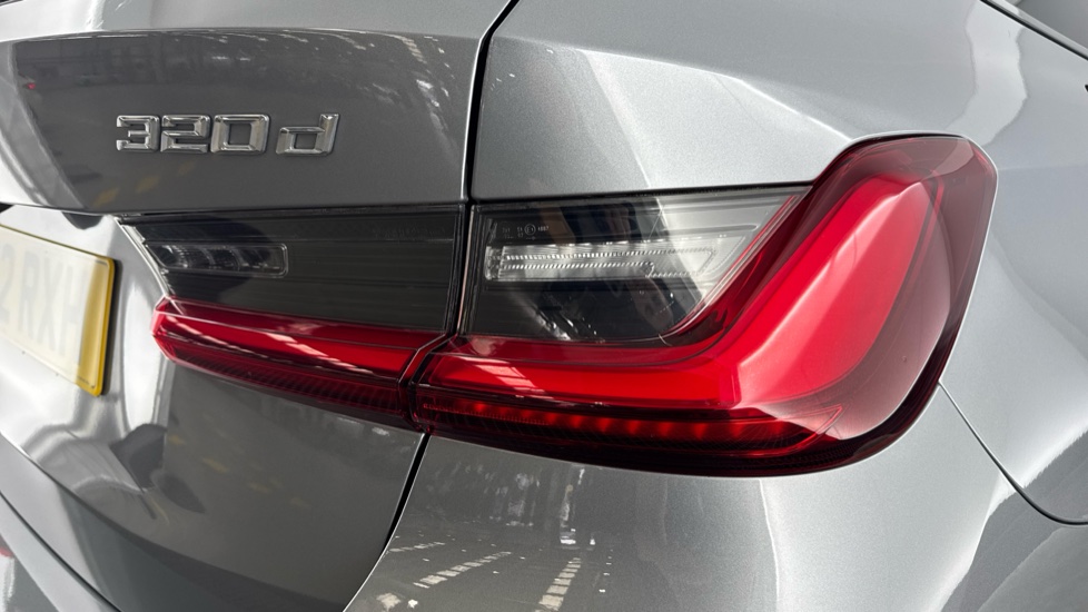 BMW 3 Series 320d xDrive MHT M Sport 5dr Step Auto [Pro Pack] Diesel Estate - Image 22