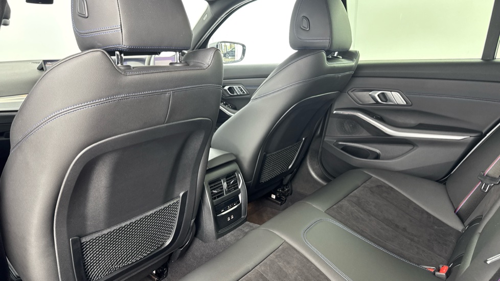 BMW 3 Series 320d xDrive MHT M Sport 5dr Step Auto [Pro Pack] Diesel Estate - Image 38