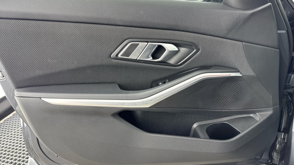 BMW 3 Series 320i xDrive SE 4dr Step Auto Petrol Saloon - Image 31