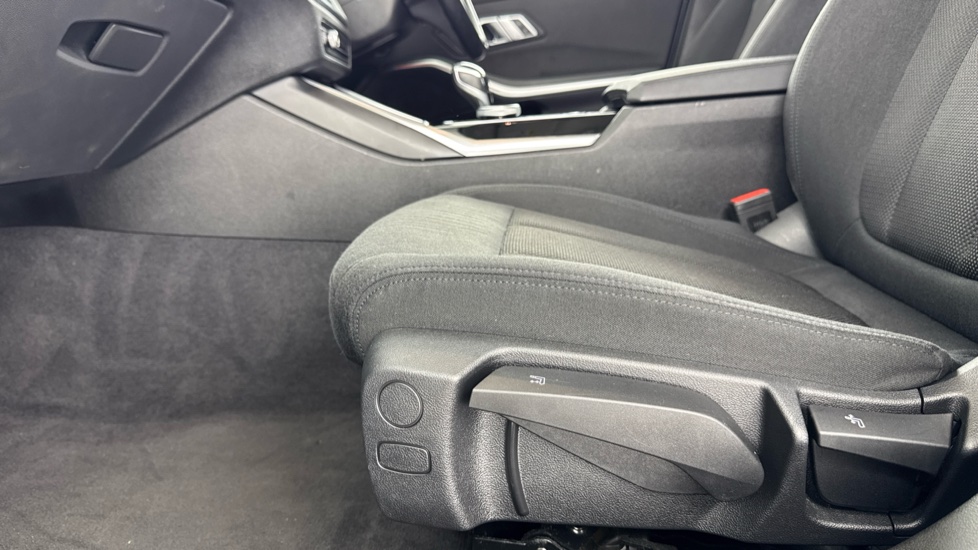BMW 3 Series 320i xDrive SE 4dr Step Auto Petrol Saloon - Image 32