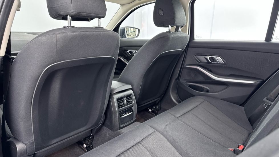 BMW 3 Series 320i xDrive SE 4dr Step Auto Petrol Saloon - Image 34