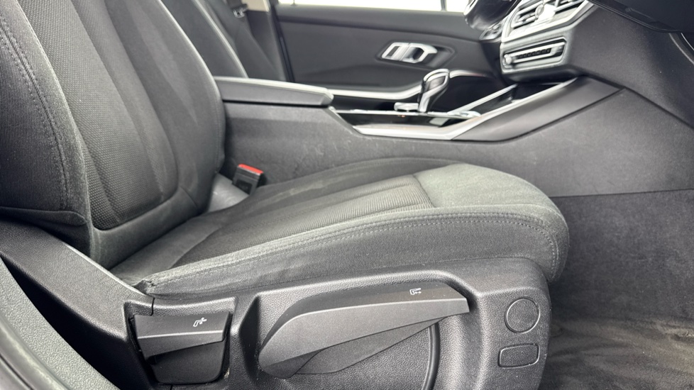 BMW 3 Series 320i xDrive SE 4dr Step Auto Petrol Saloon - Image 42
