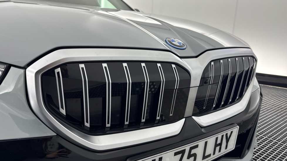 BMW 5 Series 530e M Sport 4dr Auto Saloon - Image 33