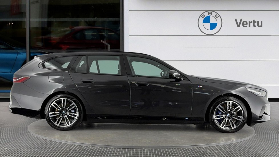 BMW i5 250kW eDrive40 M Sport 84kWh 5dr Auto Electric Estate - Image 3