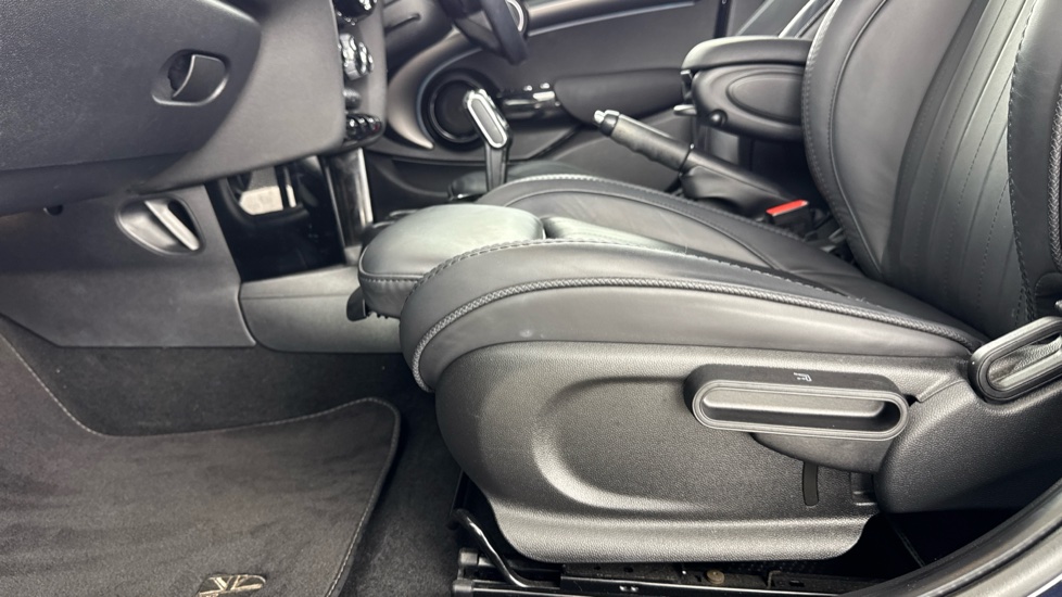 MINI Hatchback 2.0 Cooper S Exclusive 5dr Auto Petrol Hatchback - Image 33