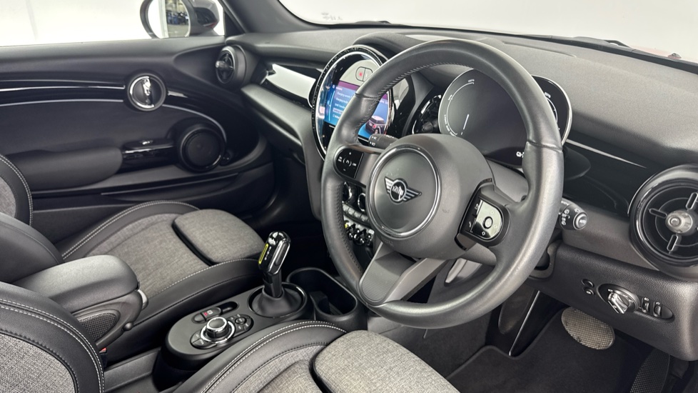 MINI Hatchback 135kW Cooper S Level 2 33kWh 3dr Auto Electric Hatchback - Image 6