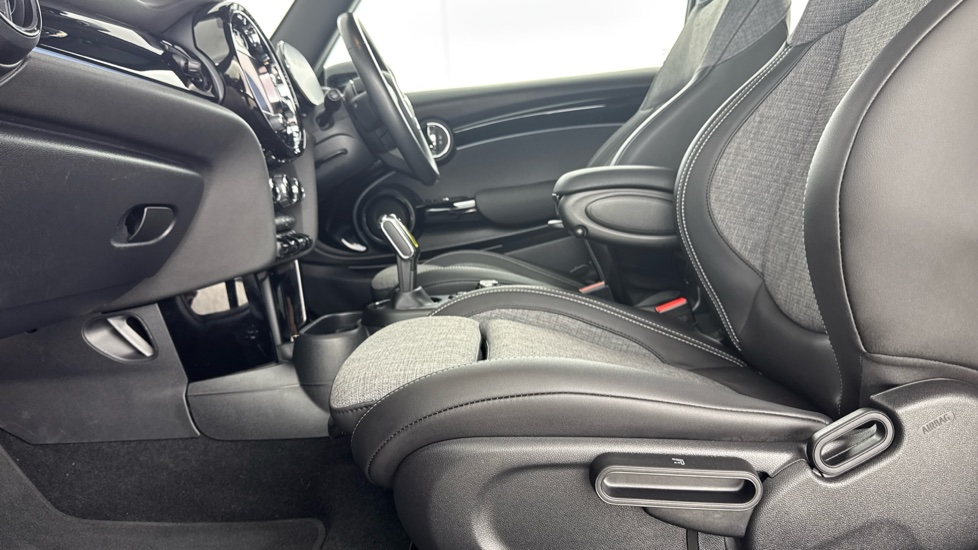 MINI Hatchback 135kW Cooper S Level 2 33kWh 3dr Auto Electric Hatchback - Image 35