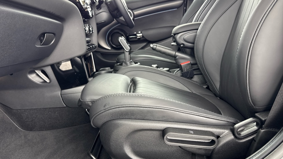 MINI Hatchback 1.5 Cooper Exclusive 5dr Auto [Comfort Pack] Petrol Hatchback - Image 32
