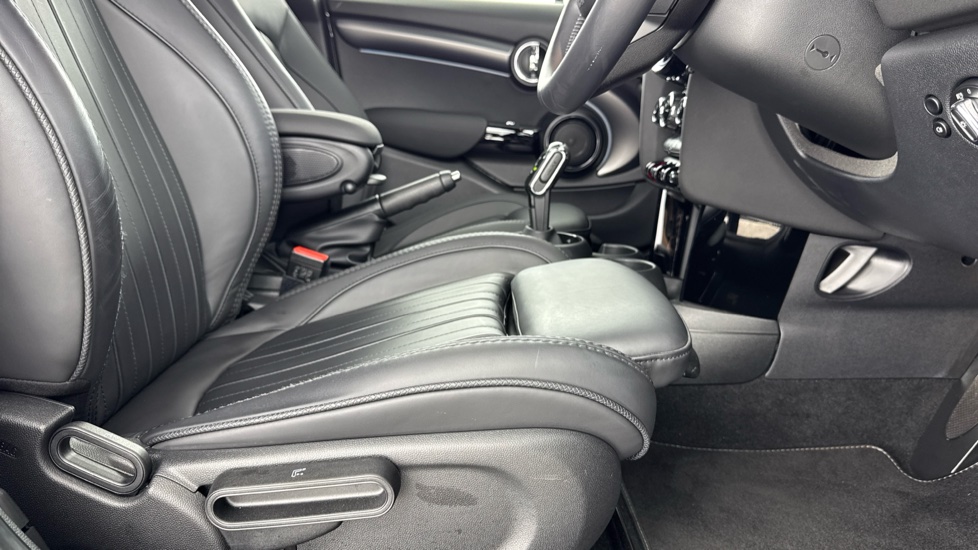 MINI Hatchback 1.5 Cooper Exclusive 5dr Auto [Comfort Pack] Petrol Hatchback - Image 39